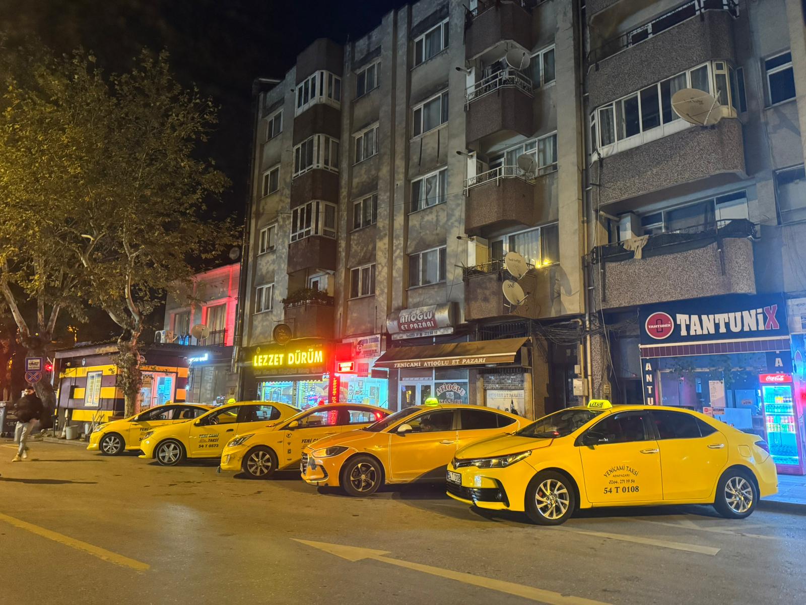Yeni Cami Taksi Durağı'nda sıraya dizilmiş sarı taksiler, Adapazarı Sakarya