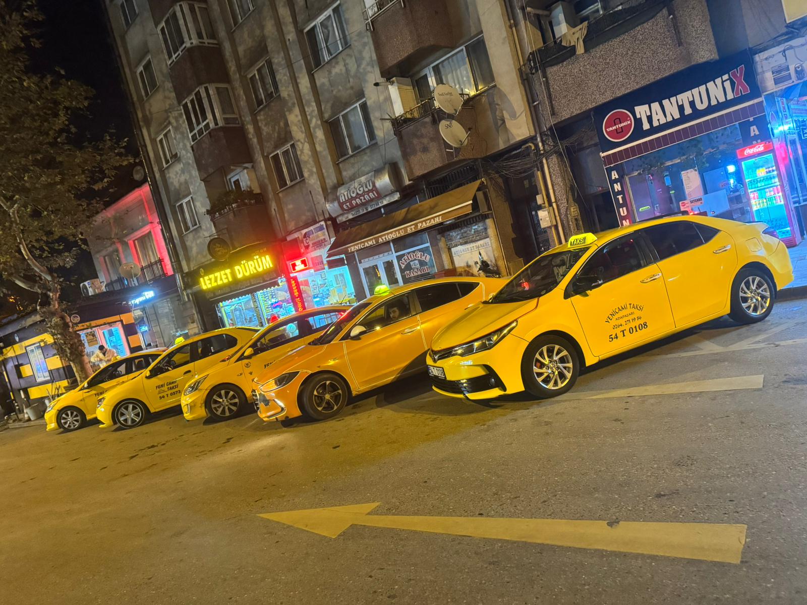 Adapazarı Yeni Cami Taksi durağında bekleyen taksi araçları