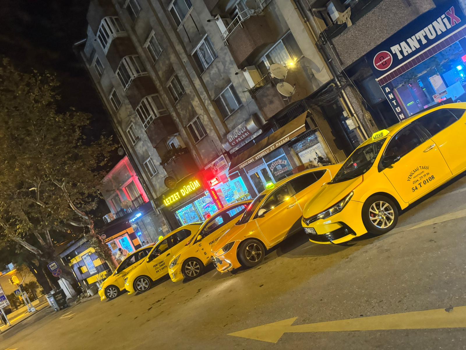 Bakımlı Yeni Cami Taksi araçlarına yakın çekim
